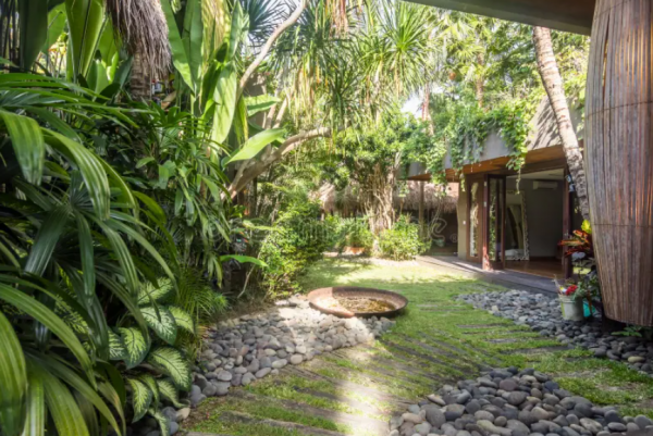 Villa Kayu Modern dengan Taman Tropis yang Indah